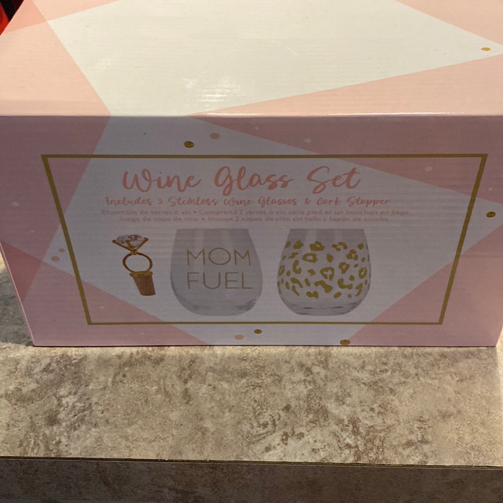 Mom fuel wine glasses and wine stopper